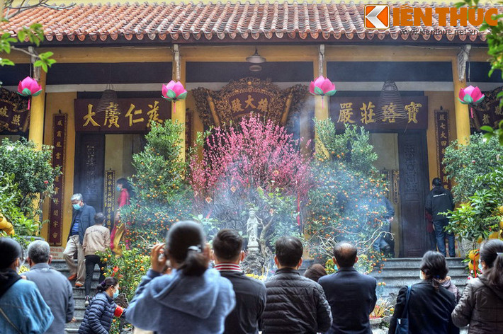 Vào thời vua Lê Thế Tông (1573 – 1599), do các nước lân bang là Chiêm Thành và Ai Lao thường cử sứ giả sang triều cống Việt Nam, triều đình đã cho dựng một tòa nhà gọi là Quán Sứ để tiếp đón các sứ thần đến kinh thành Thăng Long.