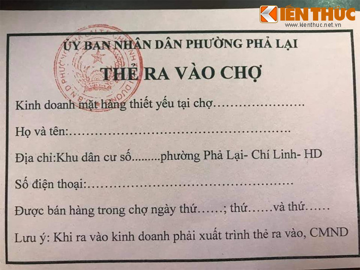 Trước diễn biến phức tạp của dịch bệnh COVID-19, thành phố Chí Linh (Hải Dương) đã phát "tem phiếu đi chợ thời COVID" cho người dân. Loại "tem phiếu" này có gì khác so với tem phiếu thời bao cấp?