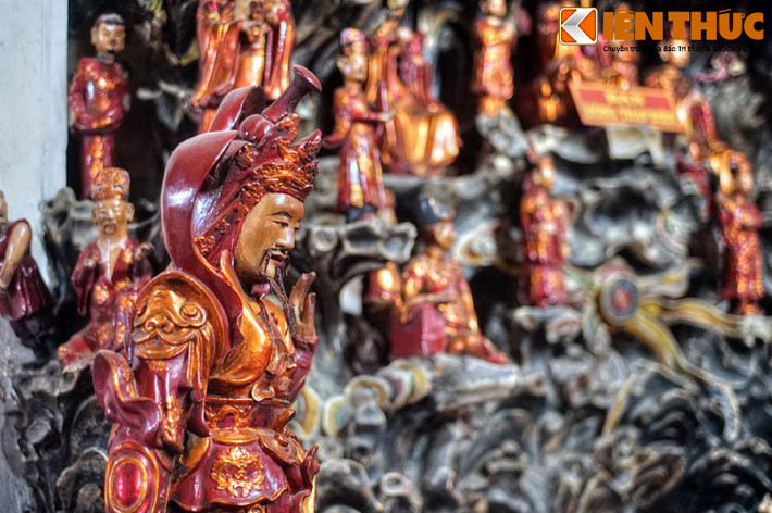 Các không gian thờ tự ở chùa Láng được bài trí tôn nghiêm với sự hiện diện của gần 200 bức tượng. Đây là một trong những ngôi chùa có số lượng tượng thờ nhiều nhất Việt Nam, nhiều bức trong đó có giá trị nghệ thuật cao.