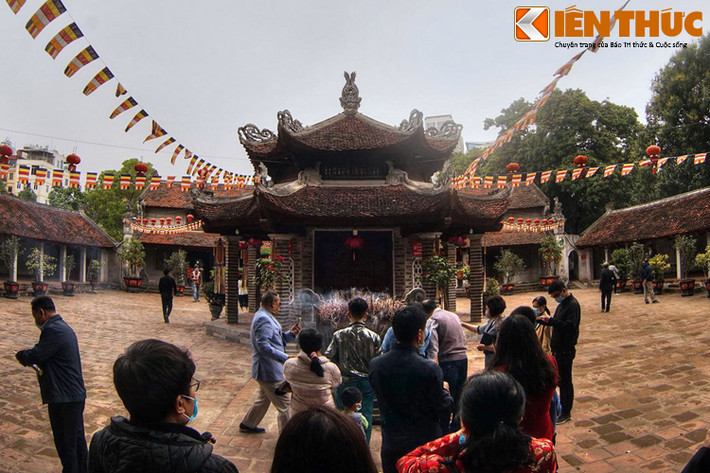 Sau nhà bát giác là các công trình chính trong chùa như bái đường, nhà thiêu hương, thượng điện, các dãy hành lang, nhà tổ, tăng phòng...