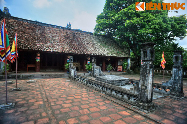 Tương truyền, đền thờ vua Lê được dựng trên nền cũ của cung điện hoàng gia thuộc Cố đô Hoa Lư. Để xác nhận điều này, vào năm 1998, các nhà khảo cổ đã tiến hành khai quật một khu vực rộng 200 mét vuông ở phía Nam khuôn viên đền.