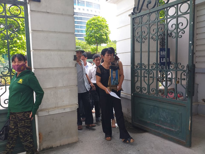 Sáng nay (30/6) TAND TP Hà Nội đã đưa ra xét xử Đinh Văn Giáp (SN 1998) và Đinh Văn Trường (SN 2000), cả hai cùng trú tại huyện Văn Chấn, tỉnh Yên Bái. Hai đối tượng bị VKSND TP. Hà Nội truy tố về tội " Giết người và Cướp tài sản". (Ảnh: Mẹ nạn nhân Nguyễn Cao Sang cầm di ảnh con trai vào nơi xét xử).