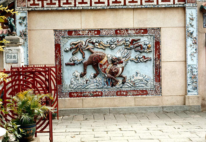 Một góc Lăng Ông với bức phù điêu Long mã.