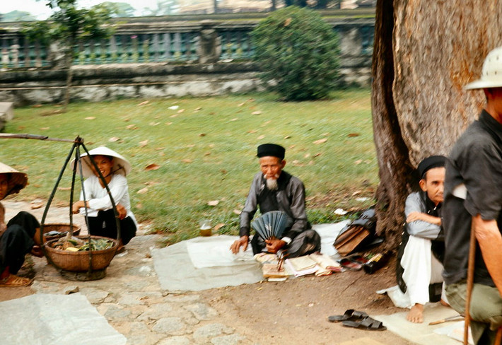 Thầy bói và người bán rong trong Lăng Ông Bà Chiểu.