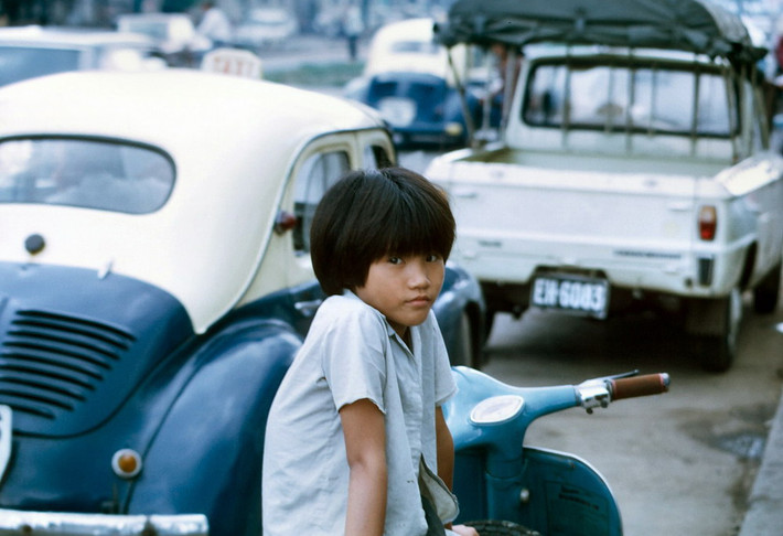 Em bé trên chiếc xe Vespa.