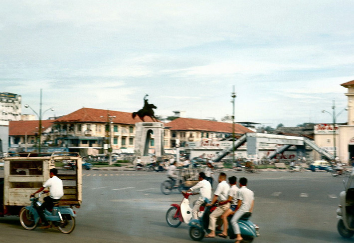 Quảng trường Quách Thị Trang trước chợ Bến Thành, Sài Gòn năm 1969.