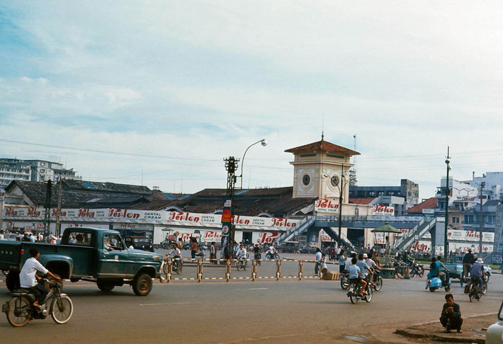 Chợ Bến Thành với cầu vượt bộ hành dẫn sang bùng binh Quách Thị Trang.
