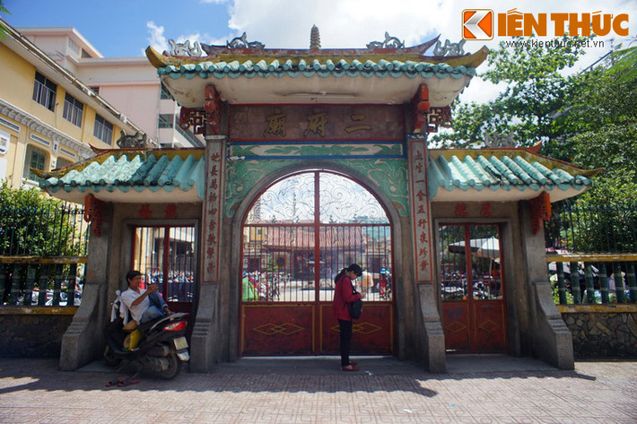 Tọa lạc tại số 264 đường Hải Thượng Lãn Ông quận 5, TP HCM, hội quán Nhị Phủ (còn gọi là Miếu Nhị Phủ hay chùa Ông Bổn) là một hội quán nổi tiếng lâu đời và kiến trúc độc đáo của người Hoa ở Chợ Lớn.