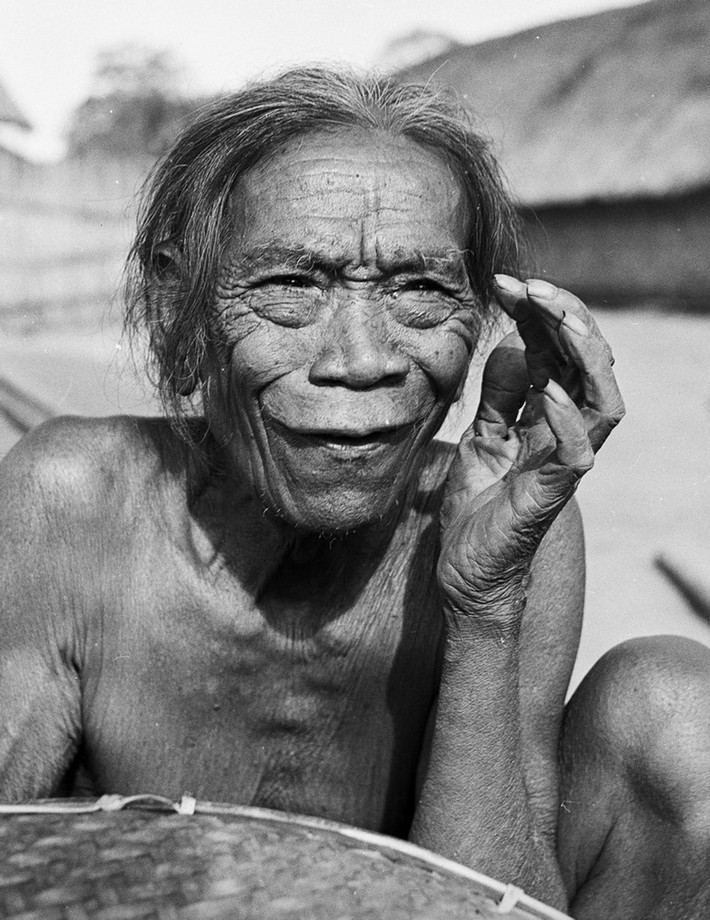 Già làng người Thượng. Hình ảnh nằm trong loạt ảnh chân dung người Việt thập niên 1950 của Raymond Cauchetier.