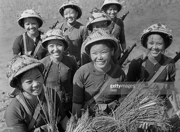 Những nữ chiến sĩ trong một đội dân quân tự vệ ở miền Bắc năm 1967. Ảnh: TASS - GettyImages.