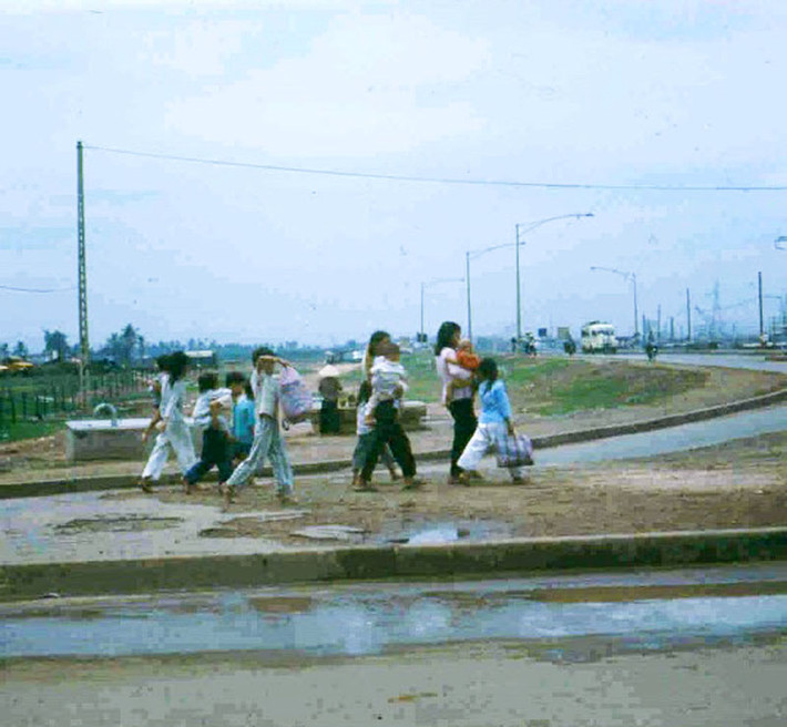 Quang cảnh ở ngã tư Hàng Xanh.