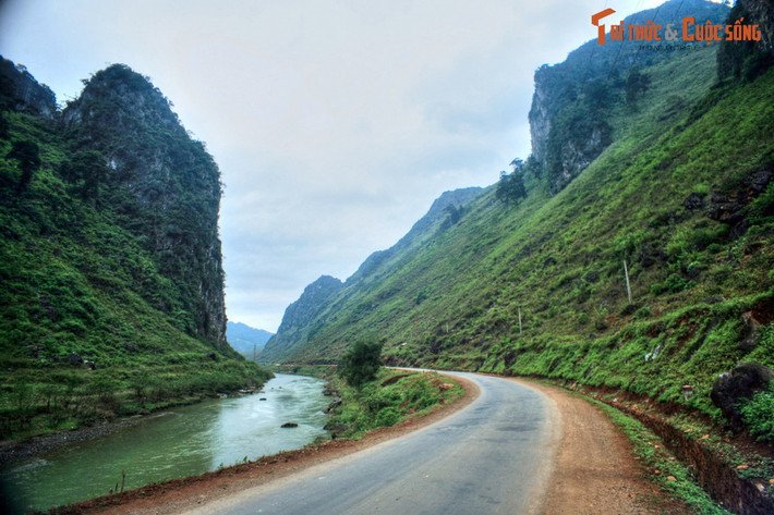 Đến địa phận xã Cán Tỷ (huyện Quản Bạ, cách TP Hà Giang 70 km), Quốc lộ 4C chạy men theo bờ sông Miện, một phụ lưu của sông Lô. Khu vực này còn được gọi là hẻm vực sông Miện vì hai bên là những vách núi đá dựng đứng.