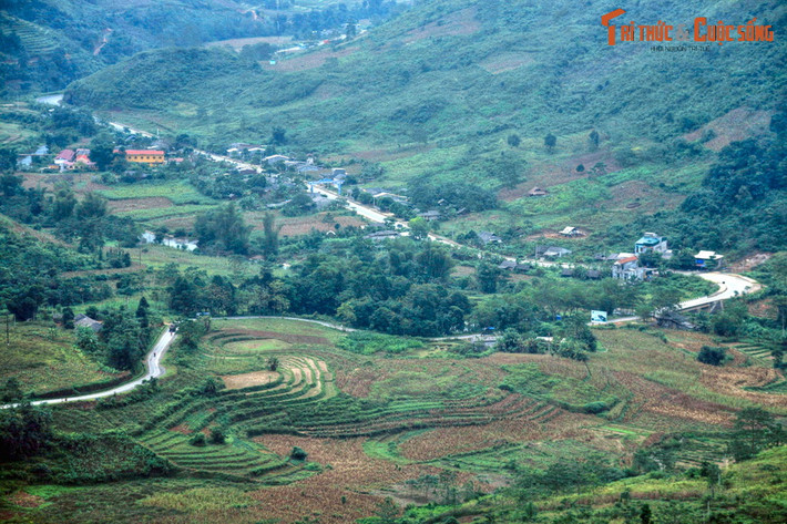 Hành trình dài 150 km này khởi đầu với những cung đường uốn lượn trên sườn sốc thoai thoải. Hai bên đường có nhiều khu dân cư nhỏ và các thửa ruộng bậc thang. Đi khoảng 5 km, địa giới thành phố Hà Giang kết thúc, bước sang địa phận huyện Vị Xuyên.