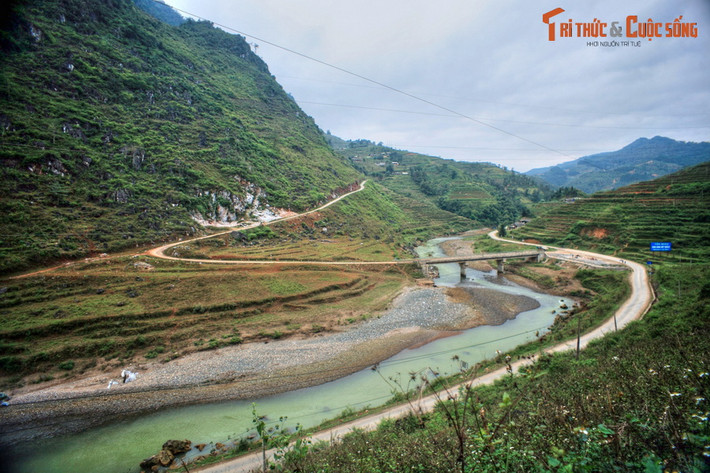 Quốc lộ 4C nhìn từ thành cổ Cán Tỷ.