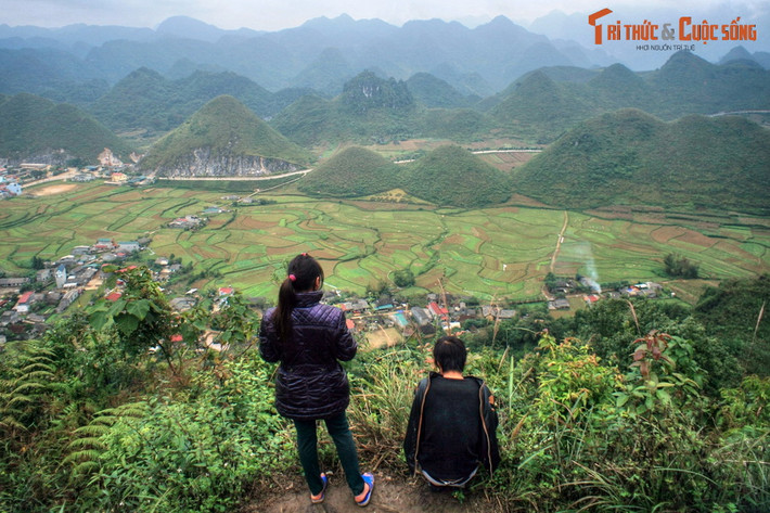 Núi Đôi Quản Bạ nằm ở phía Đông thị trấn Quản Bạ, nhìn từ Cổng trời. Đây là thắng cảnh nổi tiếng gắn với một truyền thuyết được kể lại ở Hà Giang qua rất nhiều thế hệ.