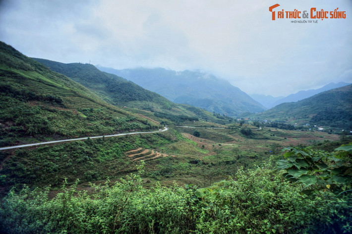 Quốc lộ 4C, còn gọi là "Con đường Hạnh phúc", đoạn từ thành phố Hà Giang đi thị trấn Đồng Văn là cung đường mà bất cứ "tín đồ" du lịch nào cũng muốn được trải nghiệm ít nhất một lần trong đời.