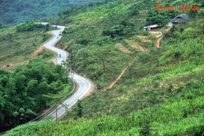 Càng đi, địa hình càng dốc hơn, các con đường trở nên quanh co hơn và dân cư cũng thưa thớt hơn rất nhiều. Đi qua dốc Bắc Sum, cách thành phố Hà Giang 33 km, là đến địa phận huyện Quản Bạ.