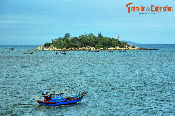 10. Hòn Đỏ. Là một đảo nhỏ cách đường bờ biển Nha Trang khoảng 300 mét, Hòn Đỏ có vô số tảng đá muôn hình vẻ, kích thích trí tưởng tượng của con người. Bên cạnh thiên nhiên kỳ thú, trên đảo còn có chùa Từ Tôn, một công trình kiến trúc đậm bản sắc truyền thống Việt.