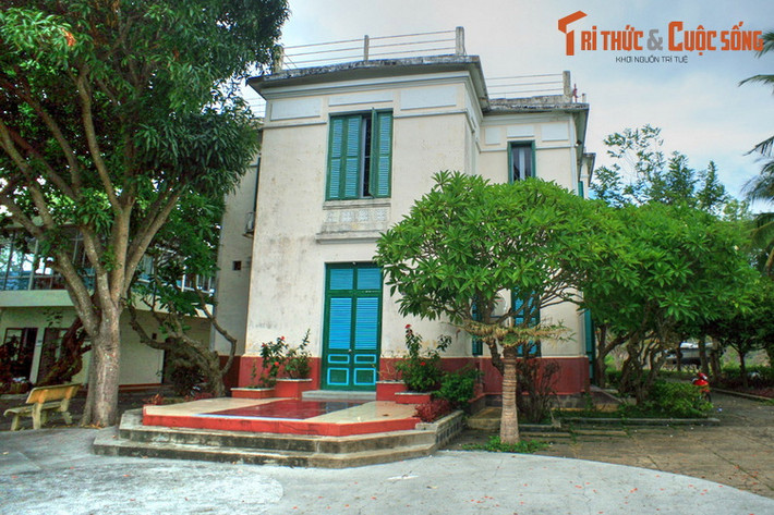 9. Lầu Bảo Đại. Tọa lạc trên đỉnh núi Chụt (núi Cảnh Long), Lầu Bảo Đại, còn gọi là biệt điện Cầu Đá, là một cụm năm tòa biệt thự cổ được xây vào năm 1923. Từ năm 1940-1945, vua Bảo Ðại và hoàng hậu Nam Phương thường đến các biệt thự này để nghỉ ngơi, câu cá, tắm biển...