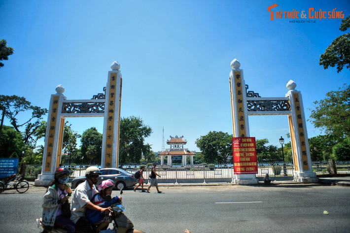 Huế và Đà Nẵng là hai đô thị lớn nhất miền Trung, đồng thời là hai trung tâm du lịch mang tầm vóc quốc tế của Việt Nam. Hành trình từ thành phố Huế đến thành phố Đà Nẵng trên Quốc lộ 1 dài khoảng 95 km, với nhiều điểm dừng chân đặc sắc.