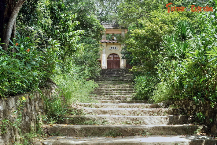 Đến gần chân đèo Phước Tượng, những vị khách phương xa có thể rẽ vào Quốc lộ 49B, đi thêm 14 km để thăm chùa Thánh Duyên, một ngôi quốc tự của triều Nguyễn xưa. Chùa nằm trên núi Túy Loan bên bờ đầm Cầu Hai, có kiến trúc cổ kính và cảnh quan thiên nhiên rất đẹp.