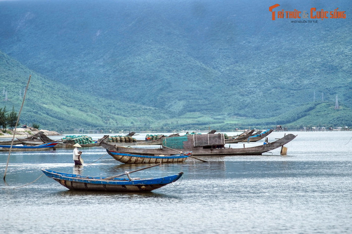 Đi hết đèo Phú Gia, đầm Lập An lộ diện với đầy vẻ trữ tình. Đầm nước này rộng 800 ha, tiếp giáp với vịnh Lăng Cô, xung quanh được bao bọc bởi dãy núi Bạch Mã hùng vĩ. Không chỉ đẹp, đầm Lập An còn là một vựa hải sản nổi tiếng miền Trung.