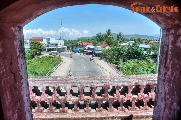 Phong cảnh thanh bình của vùng ngoại vi thị trấn Diên Khánh, huyện Diên Khánh, nhìn từ một cánh cổng của thành cổ Diên Khánh. Đây là tòa thành nguyên vẹn nhất của nhà Nguyễn nằm bên ngoài Kinh thành Huế.