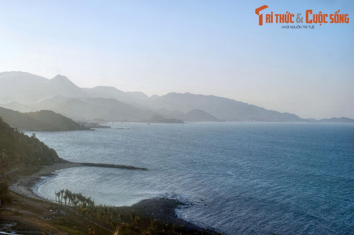 Vịnh Nha Phu nằm bên thị xã Ninh Hòa của tỉnh Khánh Hòa, nổi tiếng với khung cảnh đẹp. Vịnh có diện tích mặt nước rộng khoảng 1.500ha, là nơi hội tụ của nhiều dạng địa hình như đồi, núi, đảo, bãi đá, doi cát, rừng cây, suối…