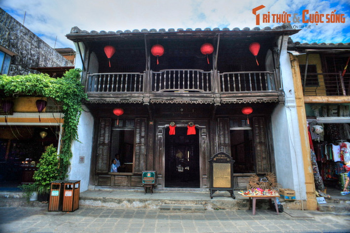 Tọa lạc số 80 Trần Phú, Bảo tàng chuyên đề Gốm sứ Mậu dịch là một điểm đến đặc sắc của Di sản thế giới Phố cổ Hội An. Bào tàng này được hình thành từ năm 1995 với sự giúp đỡ của các chuyên gia Nhật Bản.