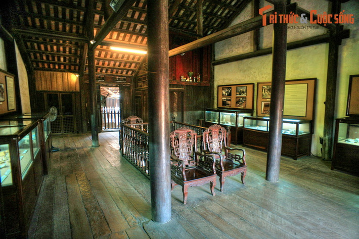 Bản thân ngôi nhà nơi Bảo tàng Gốm sứ Mậu dịch tọa lạc chính là một trong những hình mẫu cho kiến trúc truyền thống của phố cổ Hội An. Ngôi nhà được xây dựng khoảng đầu thế kỷ 20. Thời ấy nó vừa dùng để ở, vừa làm hiệu buôn.