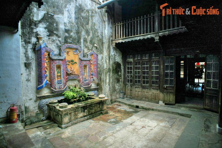 Cột nhà được đặt trên những viên đá cẩm thạch và đầu cột vươn lên đỡ đòn tay trên mái, ngoài ra những thanh kèo cũng riêng rẽ giữa các cột.