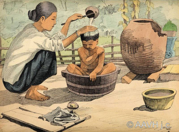 Bà mẹ tắm cho con trai trên sân nhà, Nam Bộ năm 1935. Ảnh: Parismuseescollections.paris.fr.