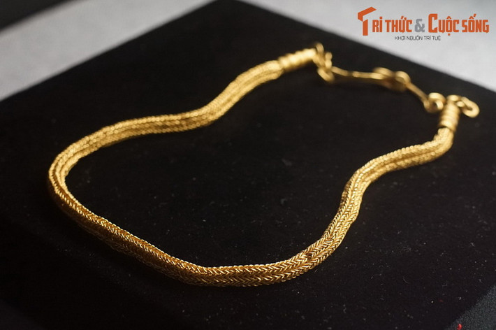 Trong các nghề thủ công của người Óc Eo, nghề chế tác vàng gây ấn tượng đặc biệt với trình độ chế tác điêu luyện. Nghề làm thủy tinh cũng phát triển với hiện vật để lại là các món đồ trang sức nhiều màu sắc, kiểu dáng, kích thước. Ảnh: Vòng cổ làm bằng vàng của văn hóa Óc Eo (BT Lịch sử Quốc gia Việt Nam).