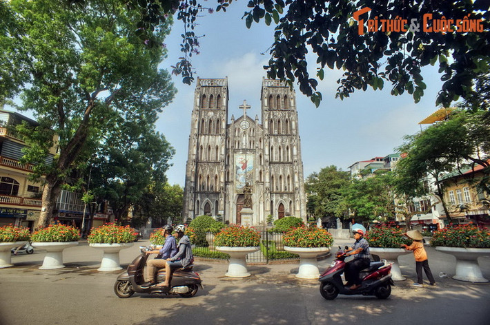 2. Thiên Chúa giáo: Nhà thờ Lớn. Tọa tọa lạc tại số 40 phố Nhà Chung, phường Hàng Trống, quận Hoàn Kiếm, nhà thờ Lớn Hà Nội (tên chính thức là Nhà thờ chính tòa Thánh Giuse) là nhà thờ có quy mô lớn và nổi tiếng bậc nhất Hà Nội.