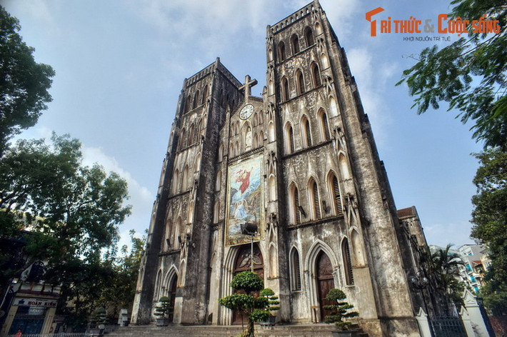 Theo các tư liệu lịch sử, khu đất xây nhà thờ xưa kia là đất chùa Báo Thiên Tự, ngôi quốc tự nổi tiếng có lịch sử hình thành từ thời nhà Lý. Đến thời Pháp thuộc thì chùa đổ và đất được chuyển nhượng cho giáo hội Công giáo. Nhà thờ được khởi công năm 1884, hoàn thành năm 1888.