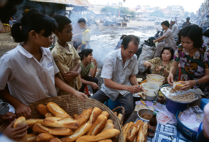 Quầy hàng ăn sáng bên bờ sông Mekong, gần chợ trung tâm, Phnompenh 1999. Ảnh: Hiroji Kubota/ Magnum Photos.