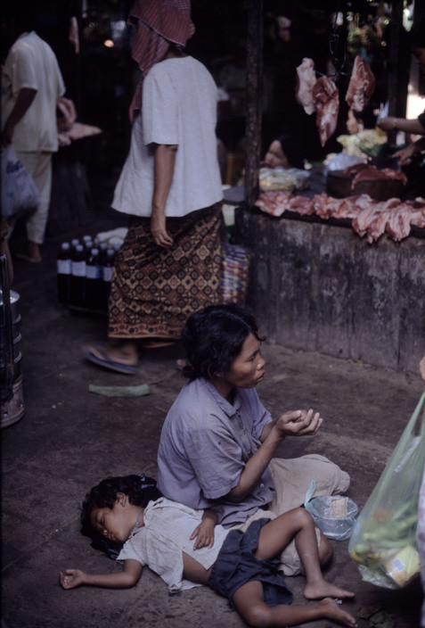 Người phụ nữ và đứa con gái ăn xin trong chợ Toul Tum Poung, Phnom Penh năm 1999. Ảnh: Hiroji Kubota/ Magnum Photos.