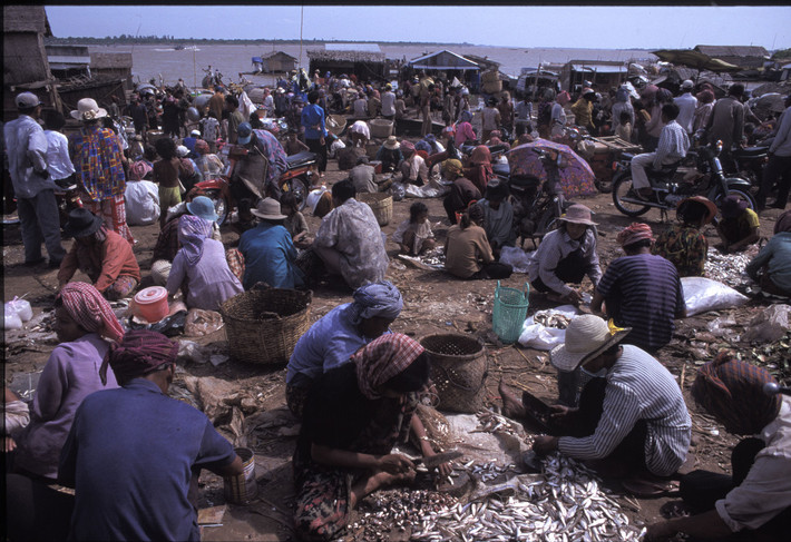 Quang cảnh chợ cá ở Phnom Penh năm 1999. Ảnh: Hiroji Kubota/ Magnum Photos.