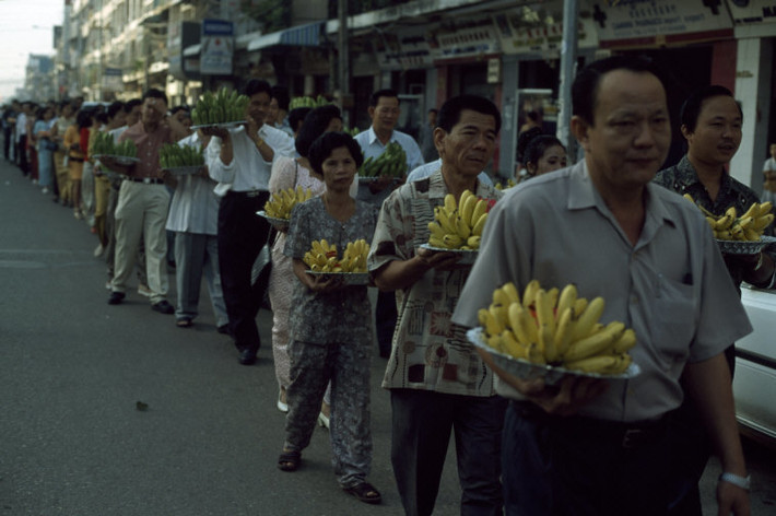 Người dân tham gia một nghi lễ Phật giáo ở Phnom Penh, 1997. Ảnh: Hiroji Kubota/ Magnum Photos.