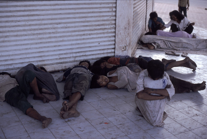 Trẻ em đường phố ngủ trưa trên vỉa hè gần chợ trung tâm, Phnom Penh 1999. Ảnh: Hiroji Kubota/ Magnum Photos.