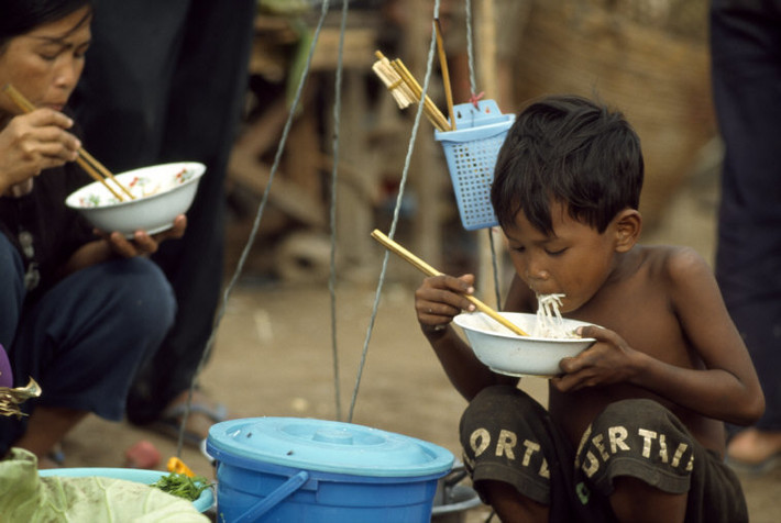 Gánh bún rong ở chợ, Phnom Penh 1997. Ảnh: Hiroji Kubota/ Magnum Photos.