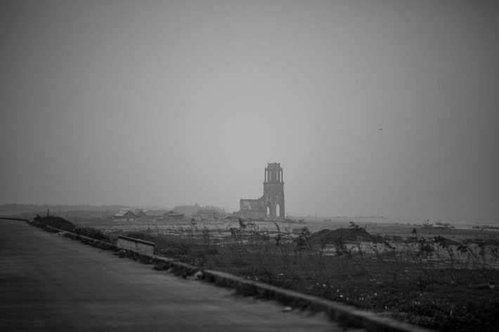 Nhà thờ đổ ở Hải Lý, Nam Định. Ảnh: Mathieu Arnaudet - 500px.com.