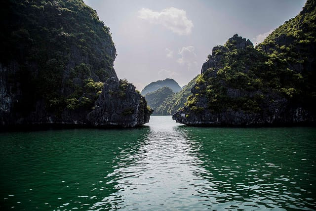 Trên vịnh Cát Bà. Ảnh: Mathieu Arnaudet - 500px.com.