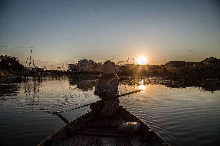 Người lái đò trên sông Thu Bồn, Hội An. Ảnh: Mathieu Arnaudet - 500px.com.