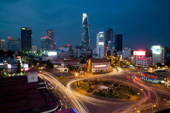 Cảnh tượng buổi tối ở vòng xoay trước chợ Bến Thành, TP HCM. Ảnh: Mathieu Arnaudet - 500px.com.