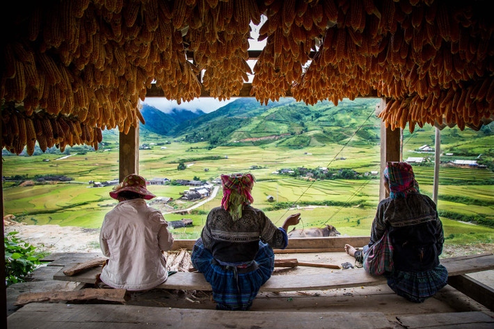 Những người H'Mông trong một chòi chứa ngô ở Mù Căng Chải, Yên Bái. Ảnh: Mathieu Arnaudet - 500px.com.
