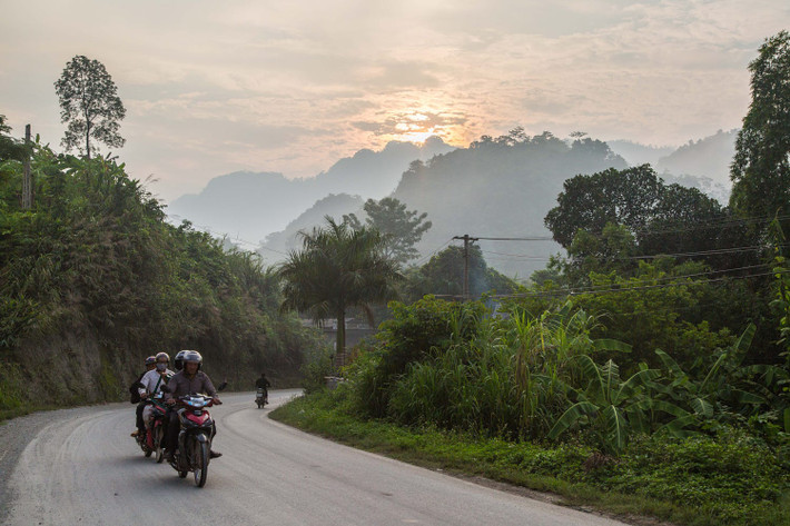 Trên đường tới chợ phiên Bắc Hà, Lào Cai, miền núi phía Bắc Việt Nam. Ảnh: Mathieu Arnaudet - 500px.com.