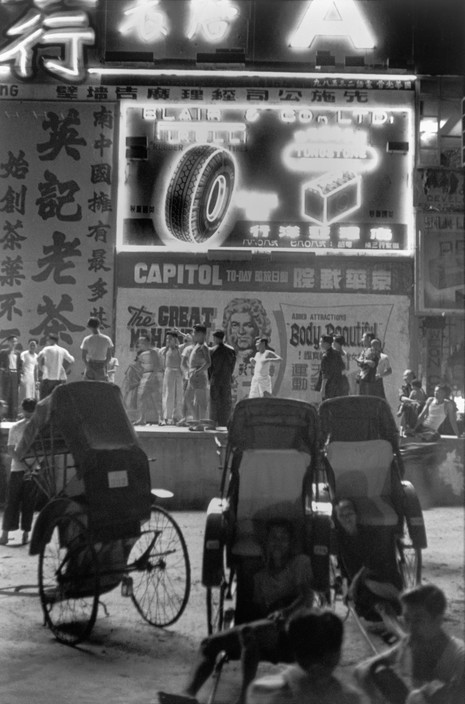 Những người kéo xe chờ khách bên ngoài rạp phim Capitol, Hong Kong năm 1952. Ảnh: Werner Bischof/ Magnum Photos.