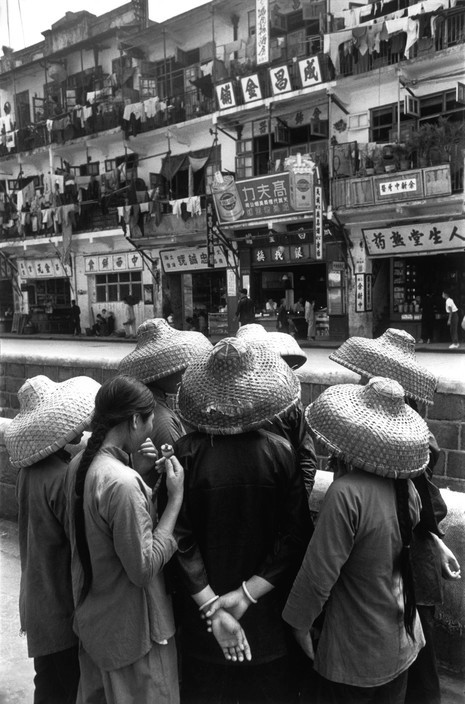 Những cô gái nông dân ở khu phố mua sắm Hong Kong. Ảnh: Werner Bischof / Magnum Photos.