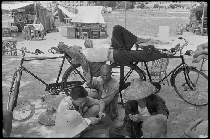 Giờ nghỉ của những người lao động nghèo Hong Kong. Ảnh: Werner Bischof / Magnum Photos.